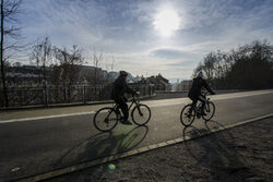 Zwei Radfahrer sind im Winter auf der Nordbahntrasse unterwegs, die Sonne scheint