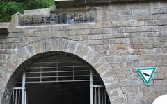 Eingang Tunnel Schee mit Schild Naturschutzgebiet
