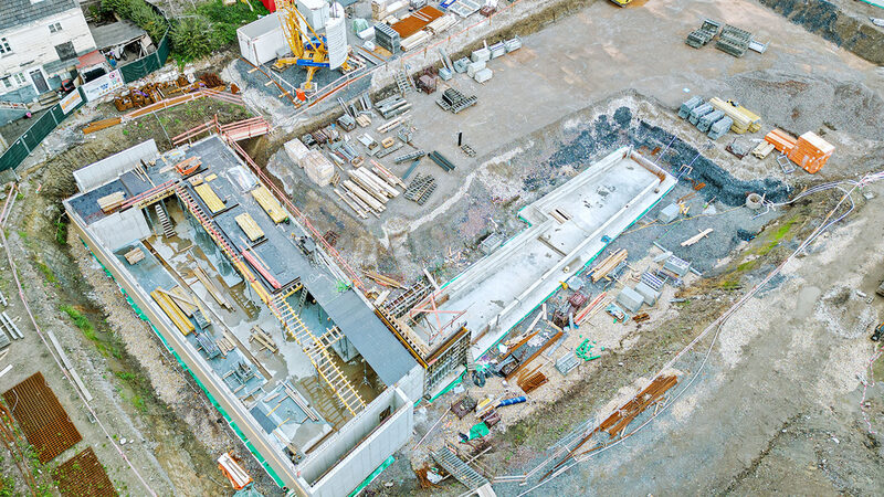Die Baustelle von oben mit Blick auf das Betriebsgebäude.