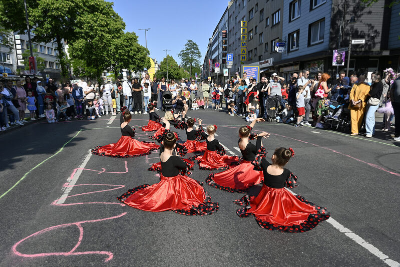 Gruppe von Tänzerinnen auf der Bundesstraße 7, im Hintergrund Publikum