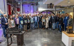 Alle ausgezeichneten Betriebe bei der Verleihung der Urkunden im Werkzeugmuseum in Remscheid