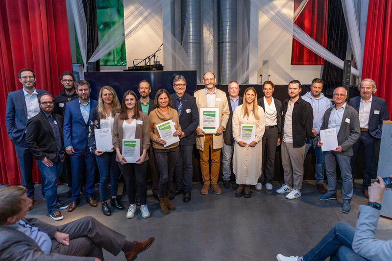 Vertreter der Wuppertaler Unternehmen, die erfolgreich teilgenommen haben mit Bürgermeister Fragemann (Mitte)