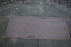 Eine Bodenplatte erinnert an Helene Weber