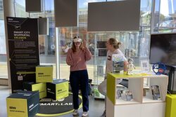 Eine junge Frau probiert im smart.lab eine virtual-reality-Brille aus