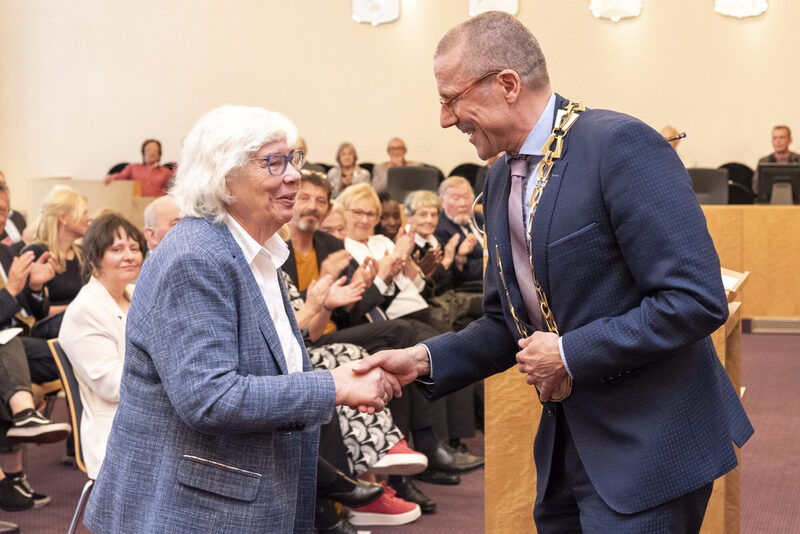 Oberbürgermeister Uwe Schneidewind gratuliert Christa Liesendahl