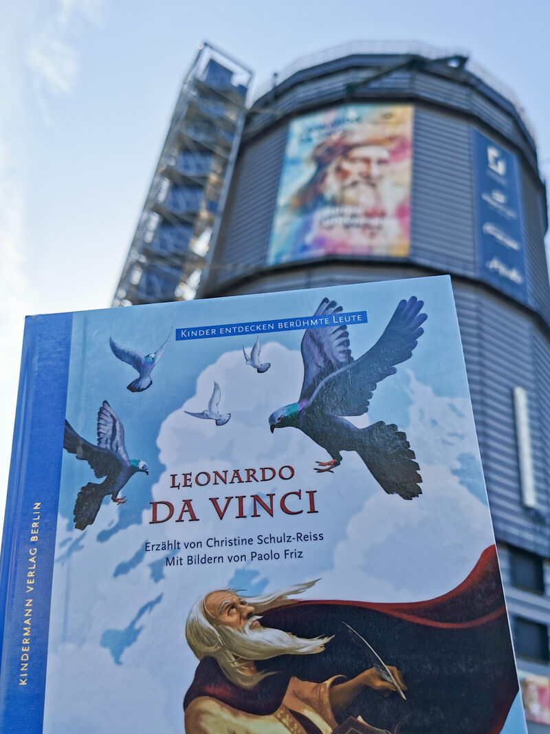 Das Kinderbuch, aus dem im Visiodrom vorgelesen wird: „Die geheimnisvolle Welt des Leonardo da Vinci“ von Autorin Christine Schulz-Reiss, hier zu sehen vor dem Gaskessel in Heckinghausen.