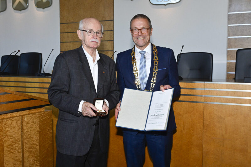 Oberbürgermeister Uwe Schneidewind (re) mit Eberhard Hasenclever nach der Überreichung des Ehrenringes im Ratssaal