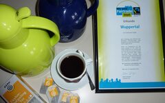 Fair-Trade Kaffee, Tee und eine Urkunde