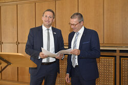 Regierungspräsident Thomas Schürmann und Oberbürgermeister Uwe Schneidewind mit dem Förderbescheid in der Hand