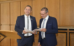 Regierungspräsident Thomas Schürmann und Oberbürgermeister Uwe Schneidewind mit dem Förderbescheid in der Hand