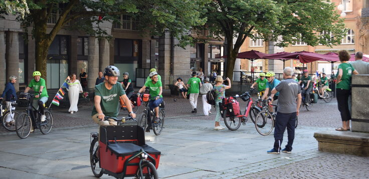 Die Radfahrer beim Start der Global Friendship Tour 2023 auf dem Johannes-Rau-Platz