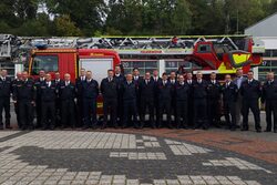 Die neuen Brandmeister sowie weitere Feuerwehrmänner.