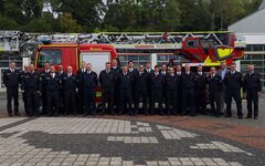 Die neuen Brandmeister sowie weitere Feuerwehrmänner.