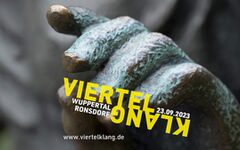 Das Logo des diesjährigen Viertelklang zeigt die Hand einer Bronze-Figur, die auf dem Bandwirkerplatz in Ronsdorf steht