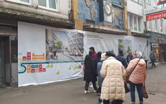 Das Baustellen-Banner am renovierungsbedürftigen Haus in der Poststraße
