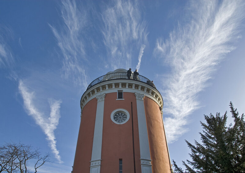 Der Elisenturm, das Wahrzeichen des Botanischen Gartens, vor blauem Himmel