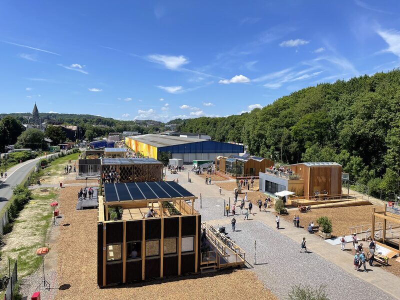 Blick auf das Living Lab der Uni Wuppertal. Zu sehen sind energiesparende, klimafreundliche Bauten, die von Studierenden aus ganz Europa entworfen und gebaut wurden