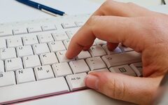 Eine Hand auf einer Computer-Tastatur