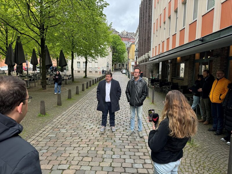 Dezernent Frank Meyer und Bezirksbürgermeister Thomas Kring auf dem autofreien Pflaster der Laurentiusstraße