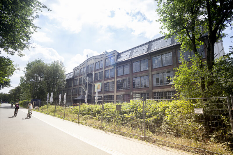 Die Goldzack-Fabrik von der Nordbahntrasse aus.