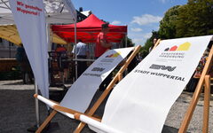 Zwei Sonnenstühle mit der Aufschrift "Städtebauförderung" und "Stadt Wuppertal".