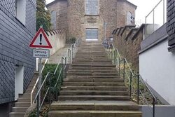 Treppe Staasstraße, auch Luthertreppe genannt, die zur Lutherkirche hinaufführt, hier mit Schild "Gehwegschäden"