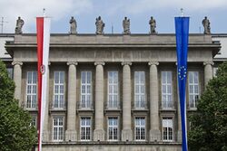 Rathausfassade mit Stadt- und Europafahne im Vordergrund