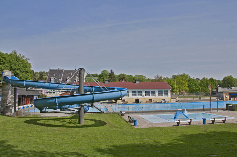 Das alte Freibad Mählersbeck: Ansicht mit Schwimmbecken, Gebäude und Wasserrutsche im Vordergrund