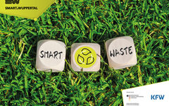 Plakat zum Projekt. Zu sehen sind drei Würfel im grünen Gras, darauf zu lesen "Smart Waste" und ein Piktogramm, das drei Blätter im Kreislauf zeigt.