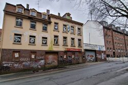Der betroffene Gebäudekomplex mit gesperrter Straße im Vordergrund. Foto: Stadt Wuppertal