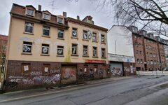 Der betroffene Gebäudekomplex mit gesperrter Straße im Vordergrund. Foto: Stadt Wuppertal