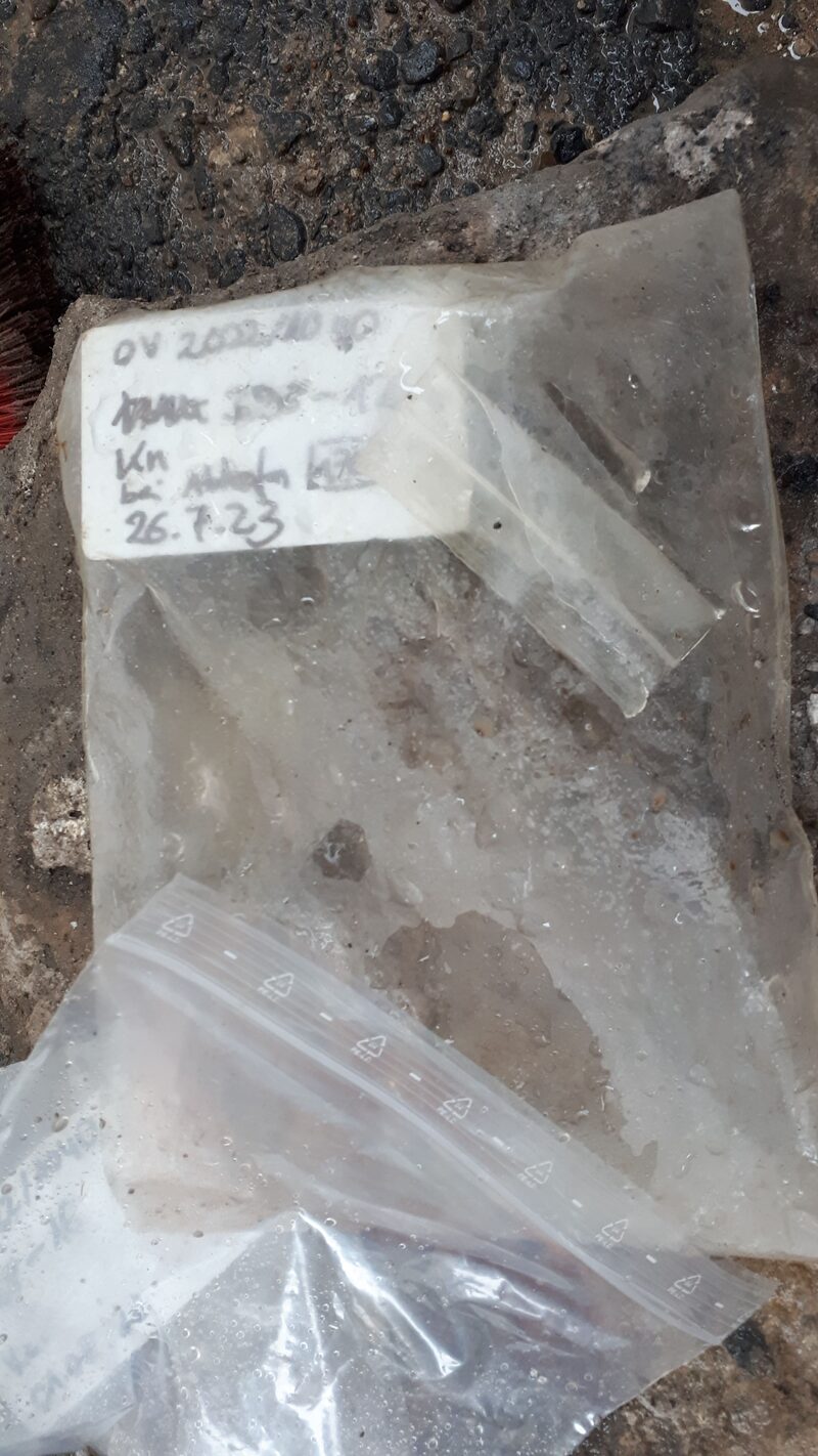 Archäologische Fundstücke in beschrifteten Plastiktüten
