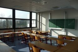 Ein leerer Klassenraum mit Tischen und Stühlen