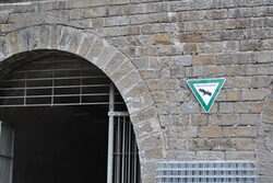 Der Eingang zum Tunnel Schee, daneben ein Schild mit Aufschrift "Naturschutzgebiet"