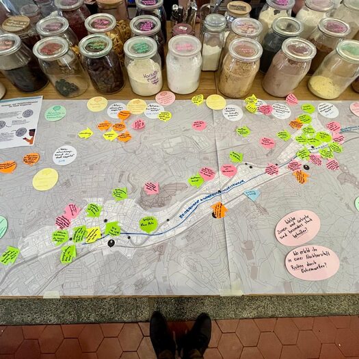 Ein Stadtplan, auf dem Ideen entlang der Talachse mit bunten Zetteln markiert sind