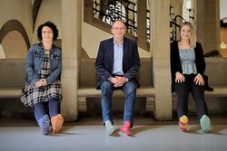 Die Mitarbeiter des Inklusionsbüros tragen bunte Socken am Welt-Down-Syndrom-Tag - Ein Zeichen der Solidarität