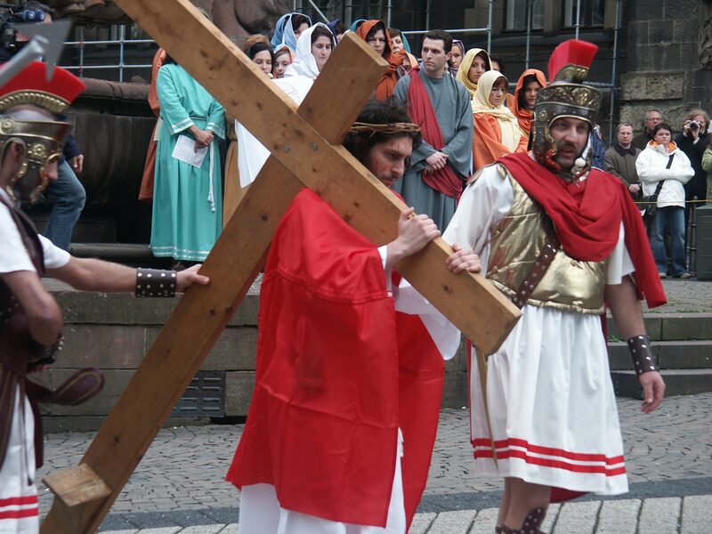 Jesus trägt das Kreuz: Szene aus der Karfreitagsprozession der Katholischen italienischen Gemeinde in Wuppertal