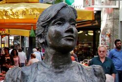 Mina Knallenfalls, eine literarische Figur als Bronze in der Elberfelder Innnenstadt