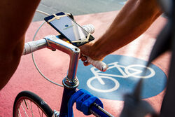 Ein Fahrrad hat ein Handy auf den Lenker befestigt. Darauf erkennbar ist das Logo des STADTRADELNS.