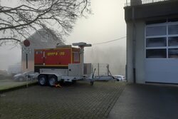 Ein Notstrom-Aggregat neben dem Feuerwehrgebäude