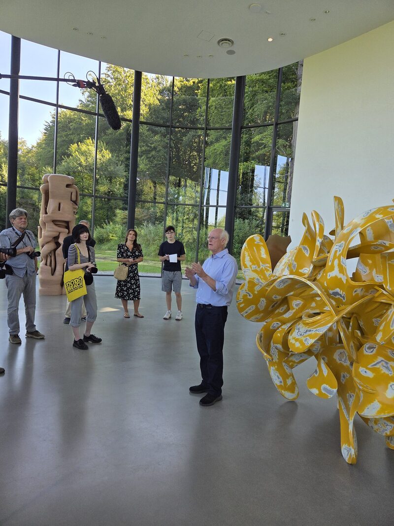 Tony Cragg vor einer seiner Skulpturen
