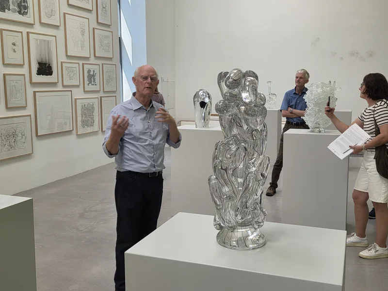 Tony Cragg mit einer seiner Glas-Skulpturen
