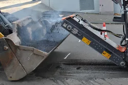 Eine Asphaltfräse bei der Arbeit