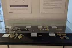 Das Bild zeigt die Ausstellungsvitrine mit den Funden im Baustellen-Büro in der Elberfelder Innenstadt