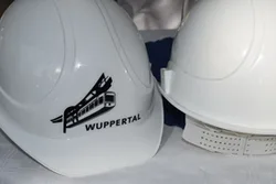 zwei weiße Baustellenhelme mit Wuppertal Logo