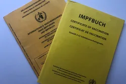 Das Bild zeigt zwei gelbe Impfpässe