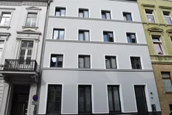 Eine neu sanierte Hausfassade