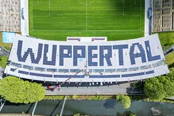 Das Stadion-Dach mit dem Wuppertal-Schriftzug