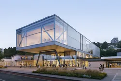 Die Animation zeigt den Neubau mit überkragendem Obergeschoss