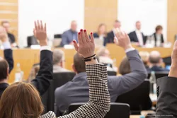 Ratsmitglieder heben die Hand im Ratssaal Wuppertal